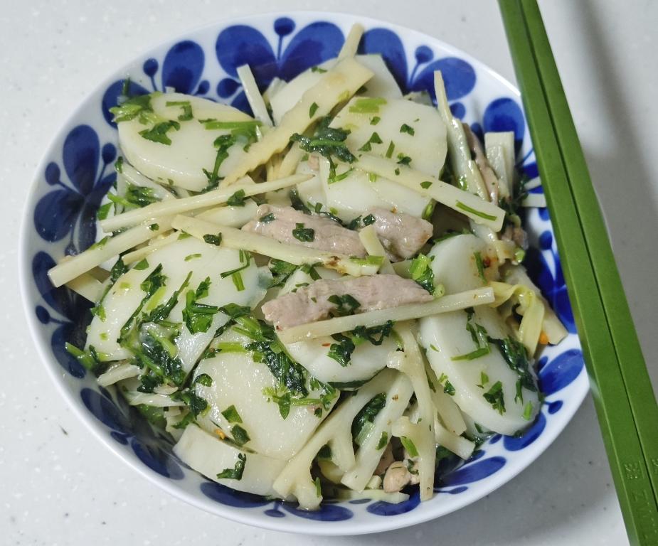 春天里的主食-荠菜笋丝肉丝蘑菇炒年糕