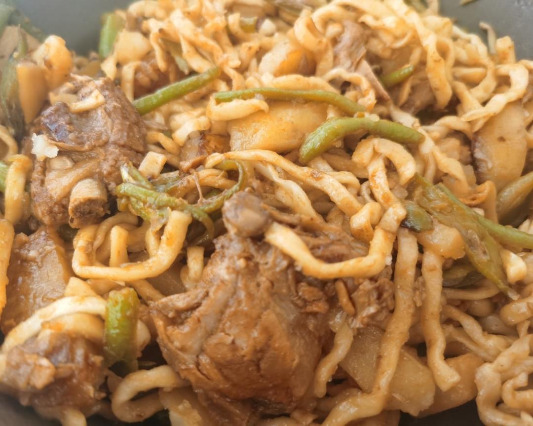 排骨豆角焖面妈妈的味道