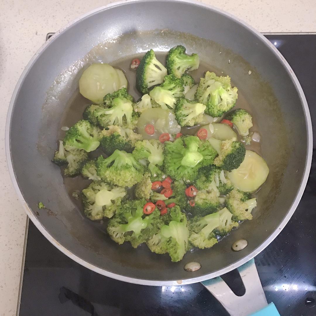 好吃到爆的耗油蒜蓉西兰花(从不修图，喜欢请关注)