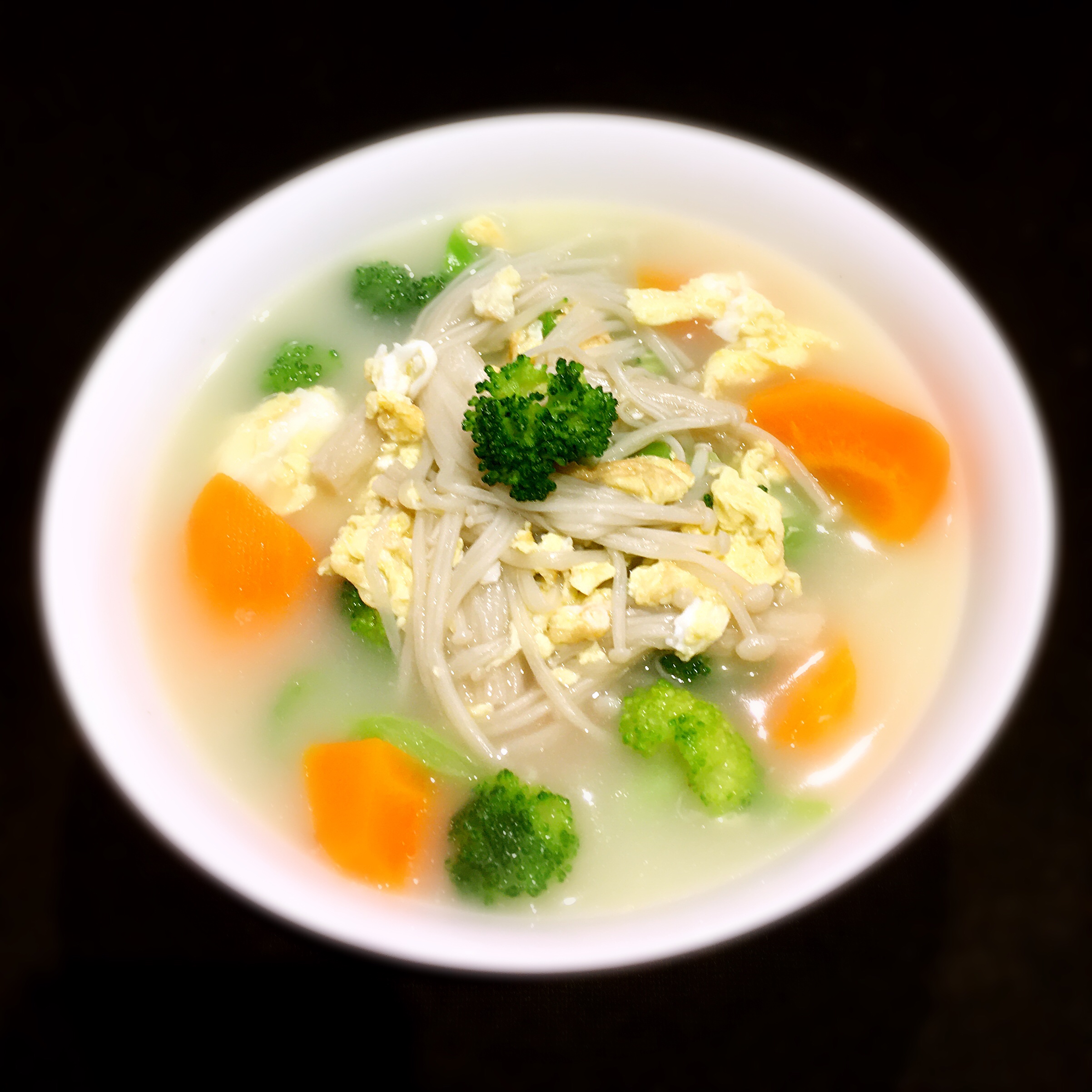 减肥瘦身汤——金针菇西兰花胡萝卜汤的做法