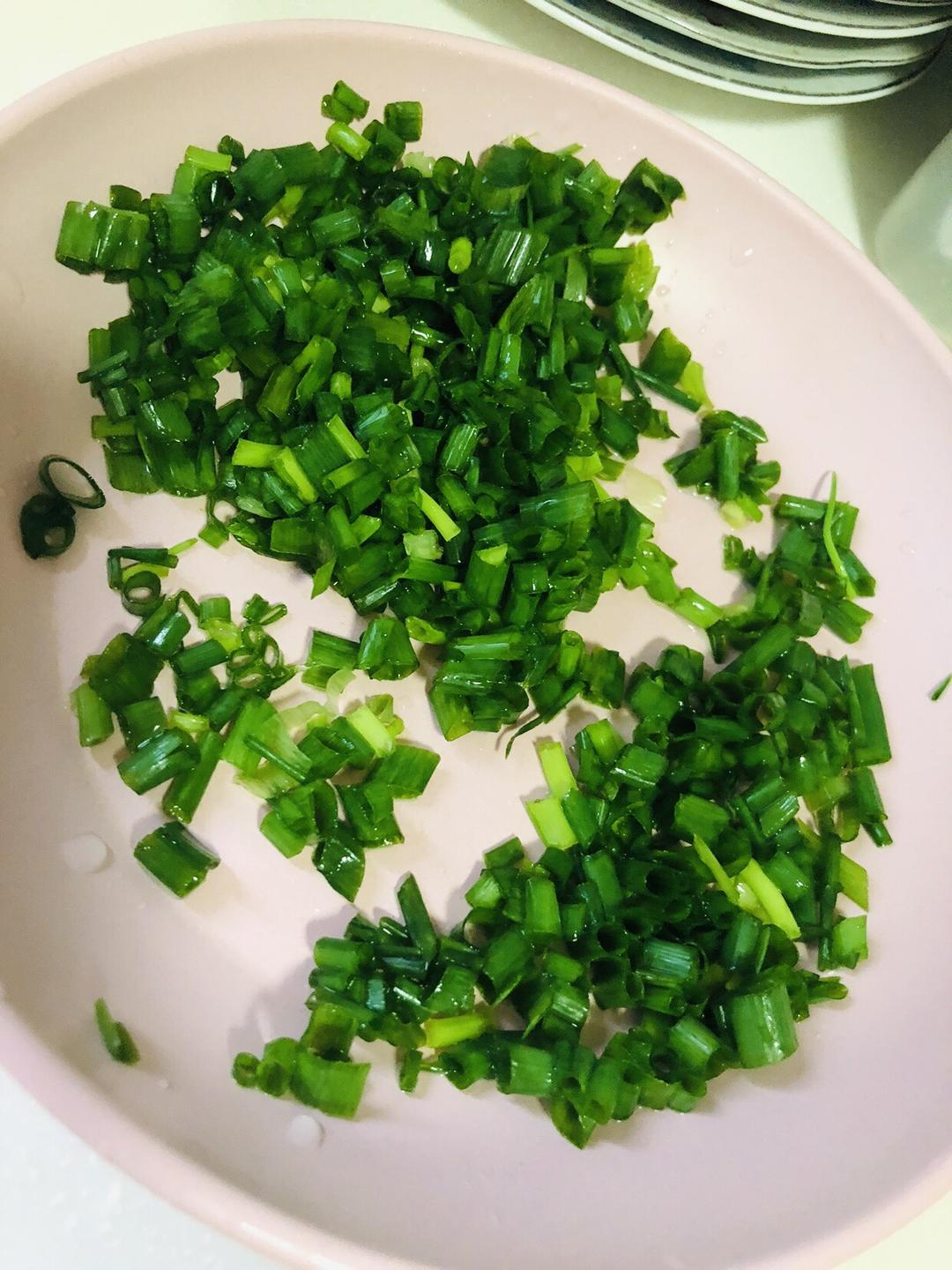 簡易版餛飩皮蔥油餅的做法 步骤1