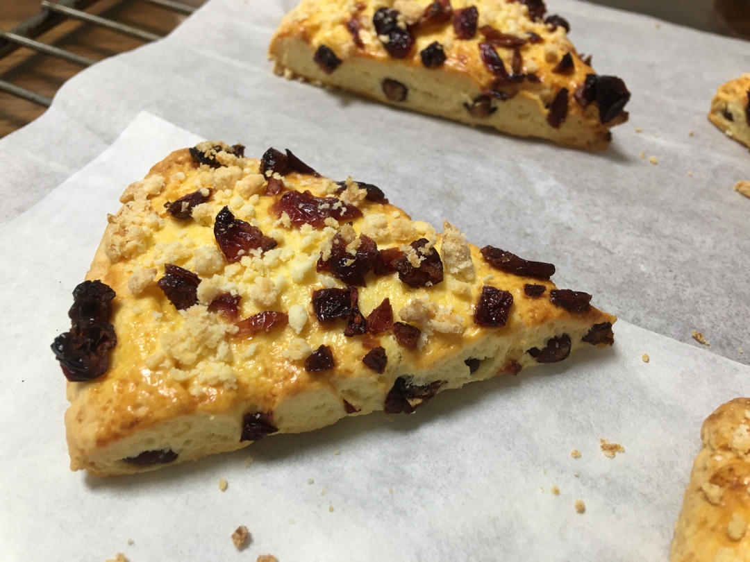 满屋飘香，口口都是满足——酥松香甜的蔓越莓蜜豆司康