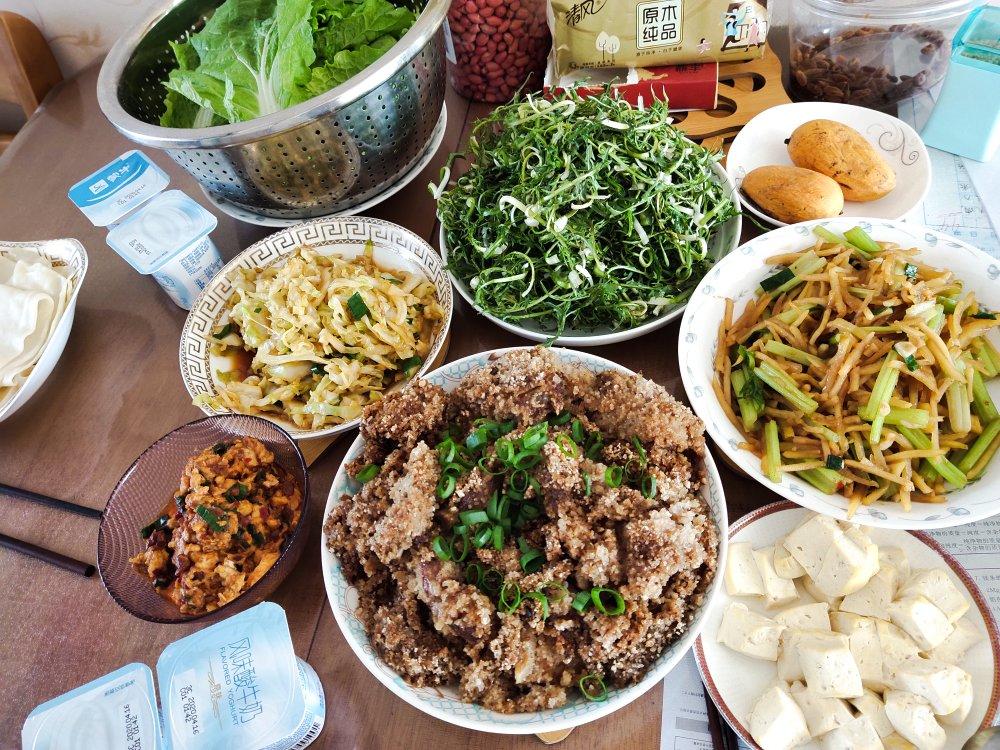 粉蒸排骨，五香口味，米粉不干是有方法的，保证香糯软嫩