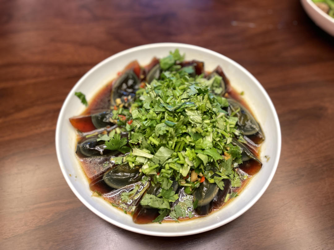 【凉拌皮蛋】酱汁这样调，好吃又爽口，美味翻倍
