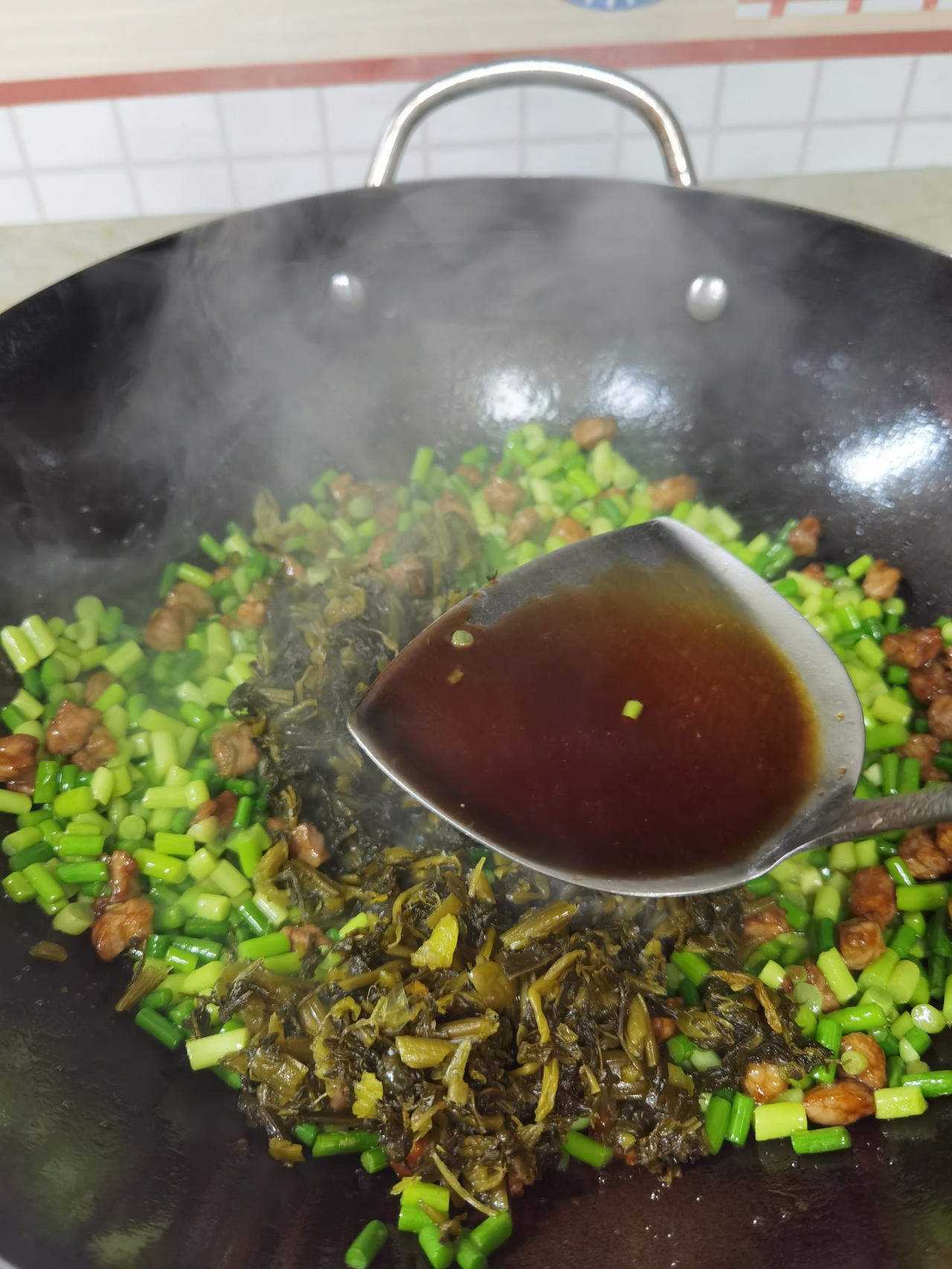 🔥超级快手下饭菜❗️雪菜肉丁炒蒜苔的做法 步骤8