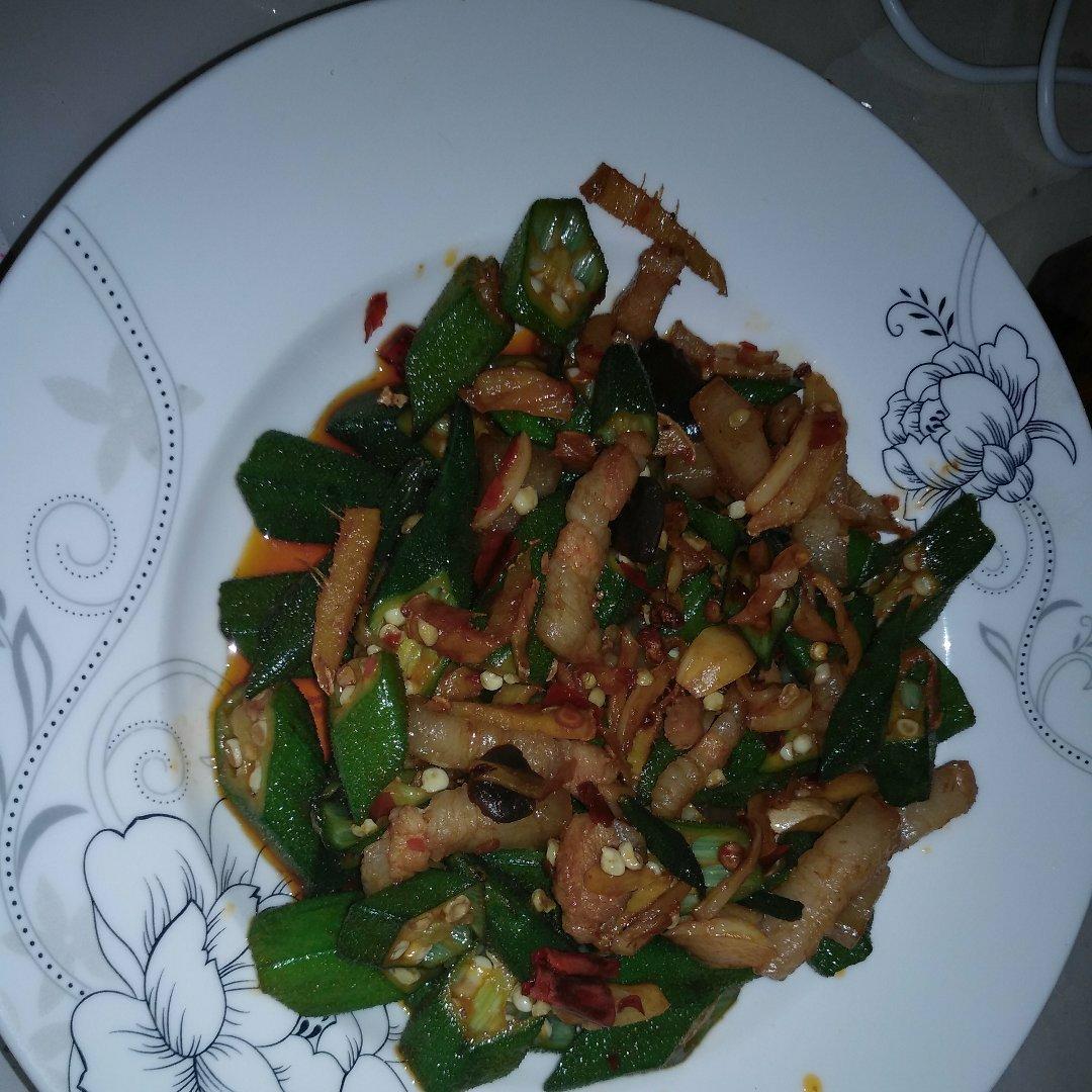 超级下饭的秋葵小炒肉