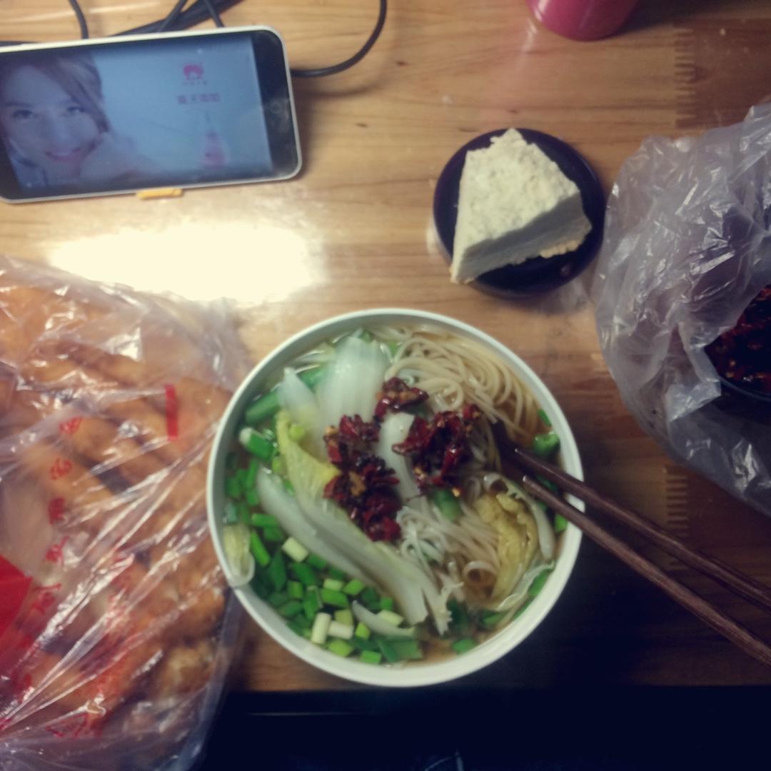 超级无敌美味懒人酸汤麻辣面（十分钟搞定色香味俱全）