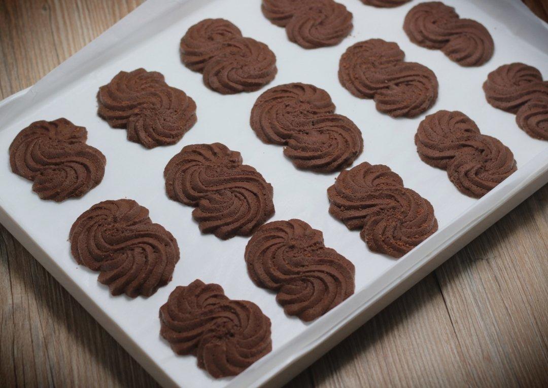 挤花毫无压力的巧克力曲奇