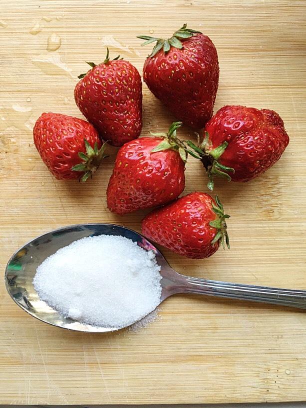 超简单双层草莓果冻🍓的做法 步骤1