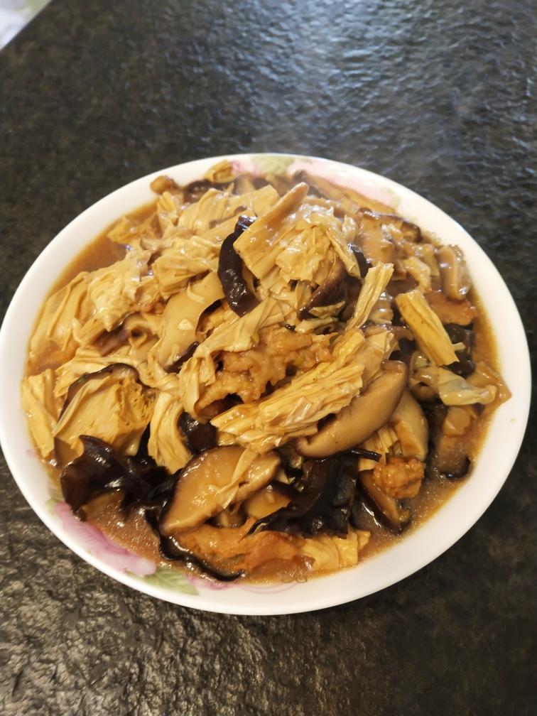 过油肉炒香菇腐竹木耳的做法
