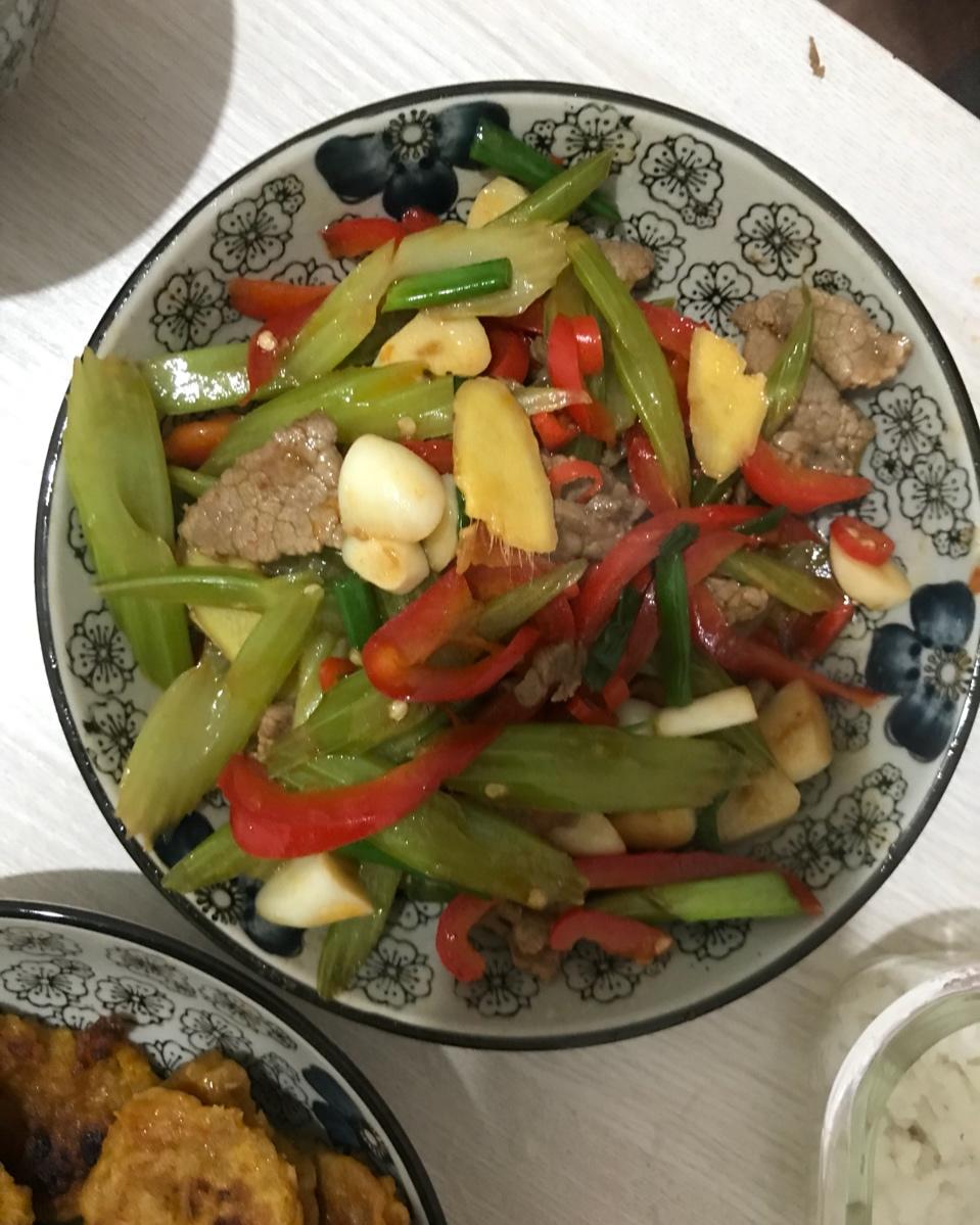 又嫩又入味的芹菜牛肉