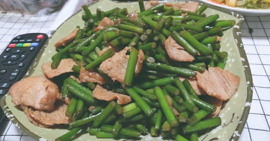 蒜苔炒肉-新手下厨 Fried Pork & Garlic