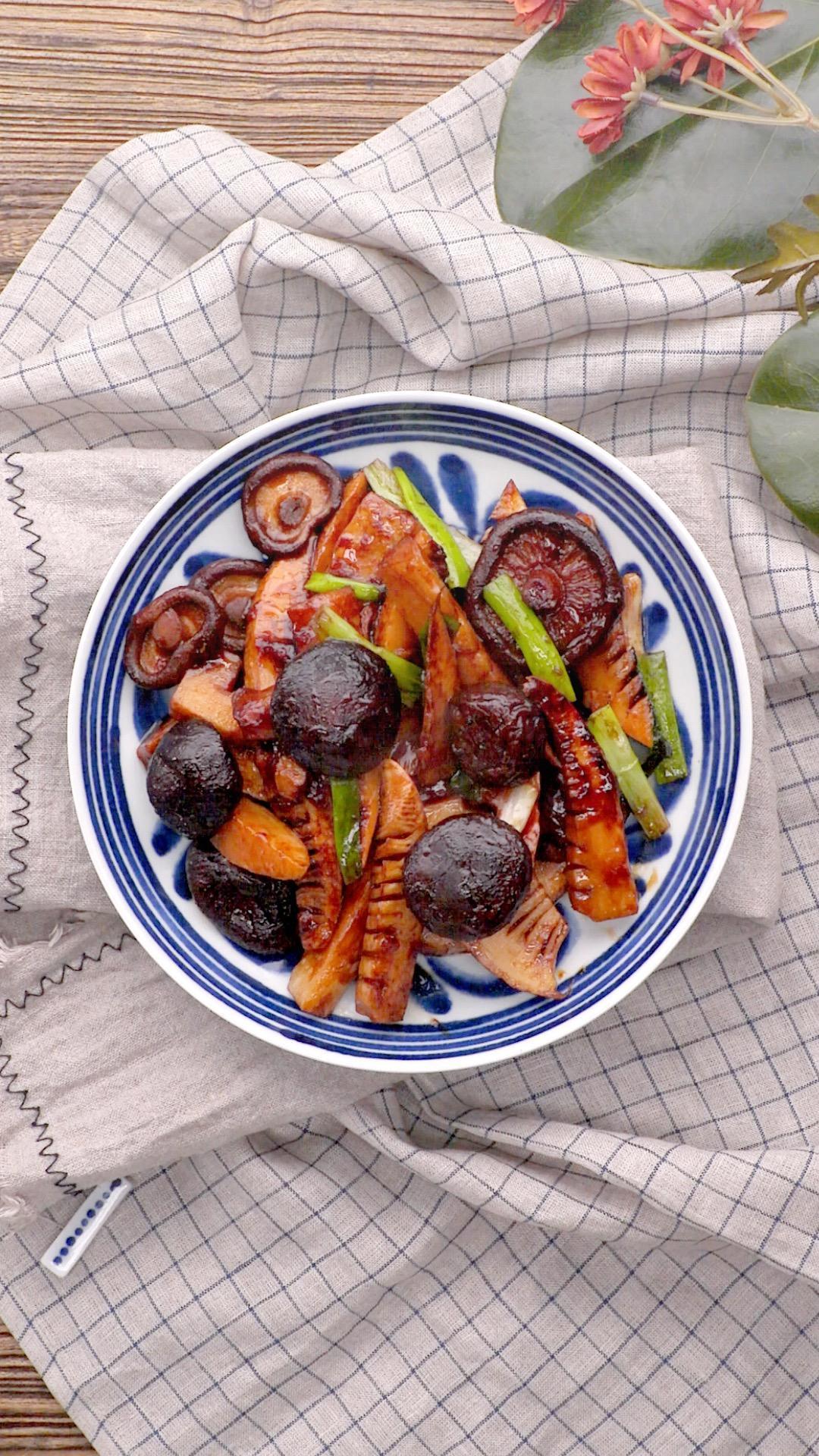 高纤减脂冬笋烧香菇的做法