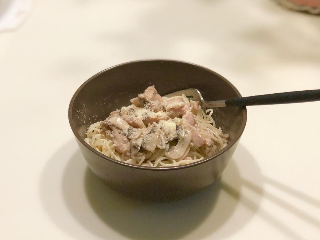 奶油蘑菇鸡肉意面