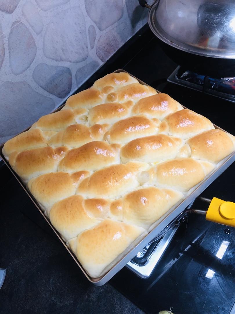 又香又软又拉丝，咬一口奶香十足！超治愈的淡奶油波兰种小餐包