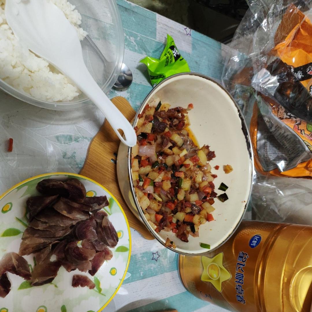 全家人都抢着吃的的土豆香肠焖饭