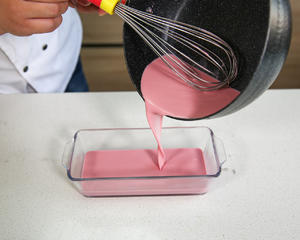 草莓奶冻小四卷的做法 步骤3