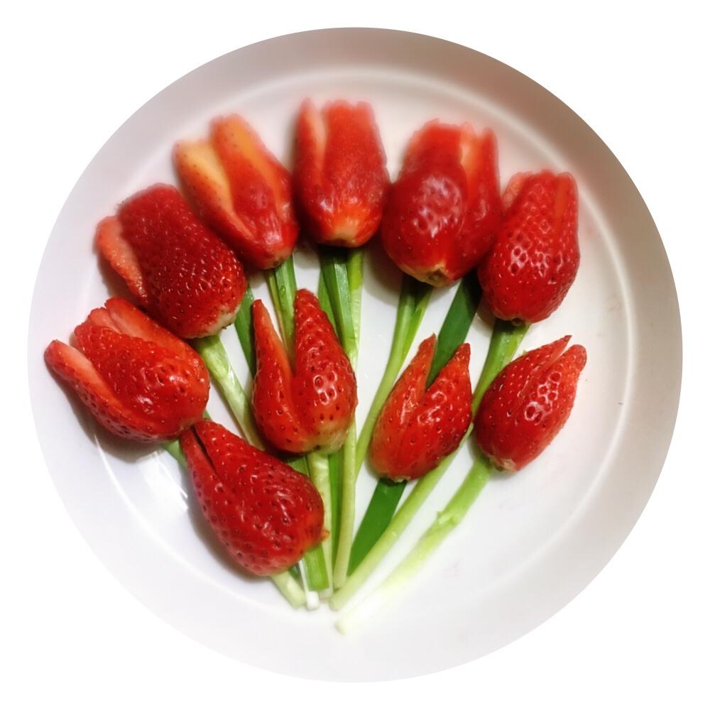 惠风和畅92-1做的两步搞定 最简单的摆盘装饰——草莓郁金香花苞