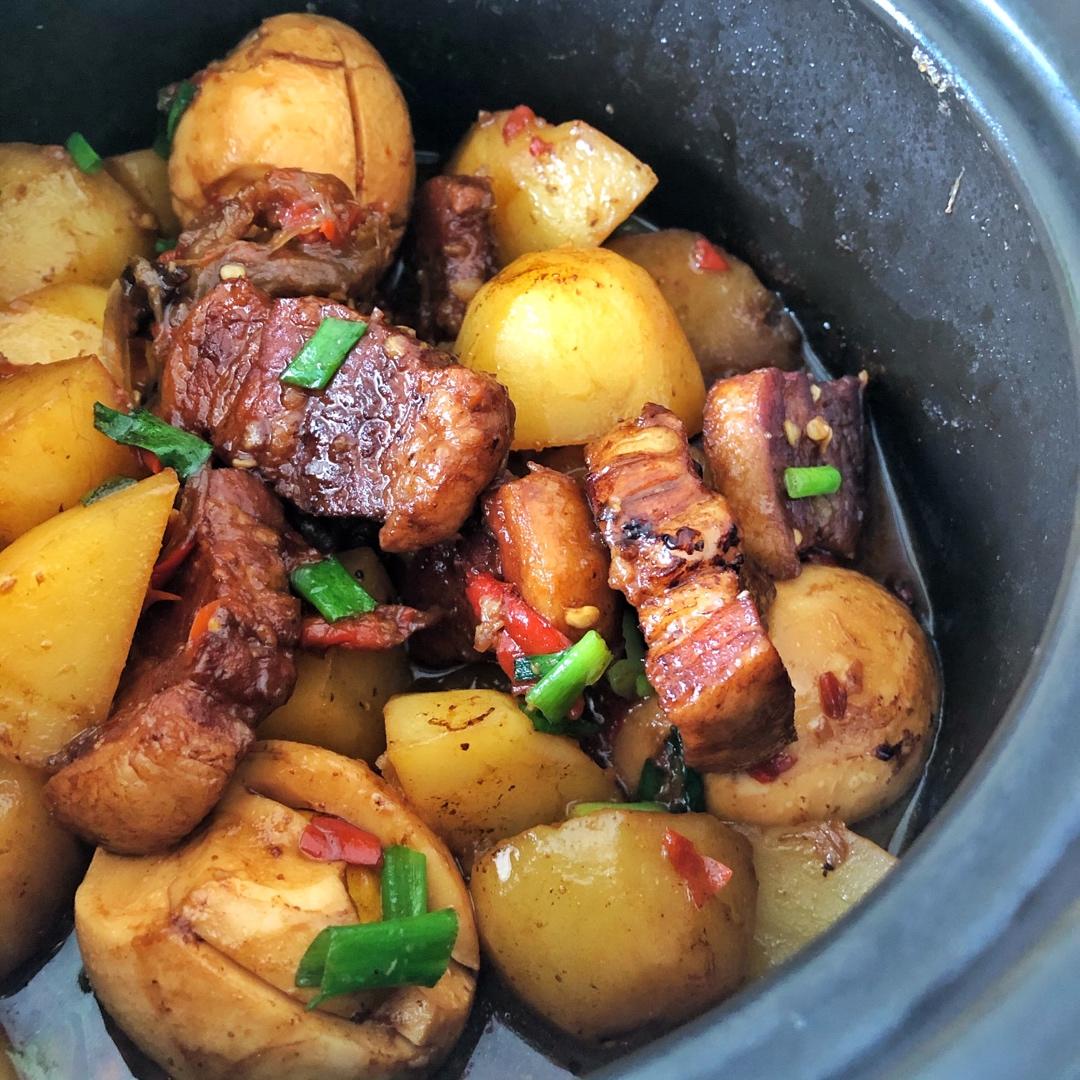 五花肉炖的土豆