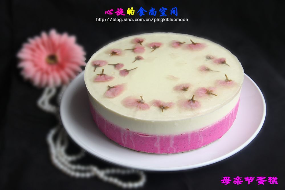 那一抹诱人的粉红——母亲节蛋糕：红心火龙果酸奶慕斯搭樱花果冻的做法