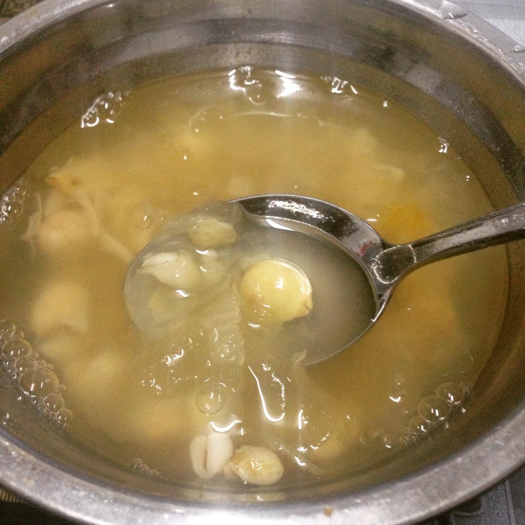 银耳莲子羹