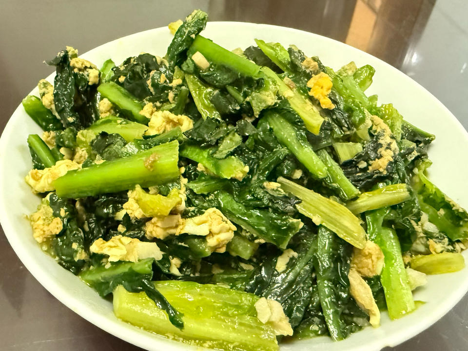 莴笋叶不要浪费，用来炒鸡蛋味道好，不涩不苦