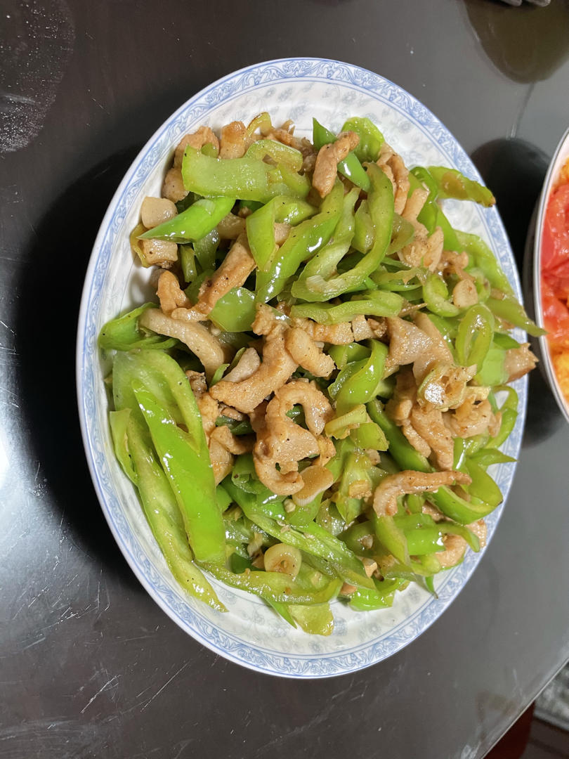 经典的家常菜，青椒炒肉丝，简单的食材也能做出如此美味