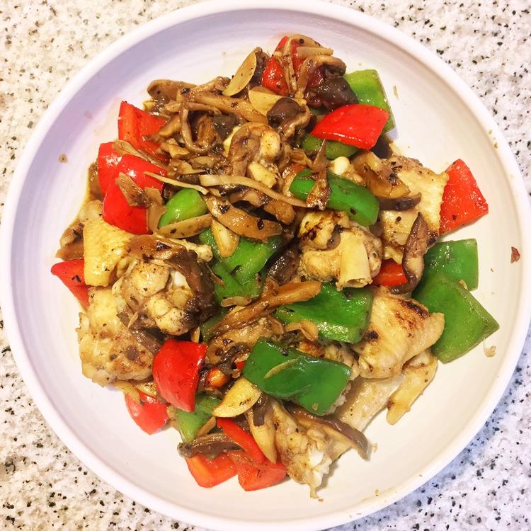 双椒杂菇炒鸡翅 让小盆友瞬间爱上吃菜椒