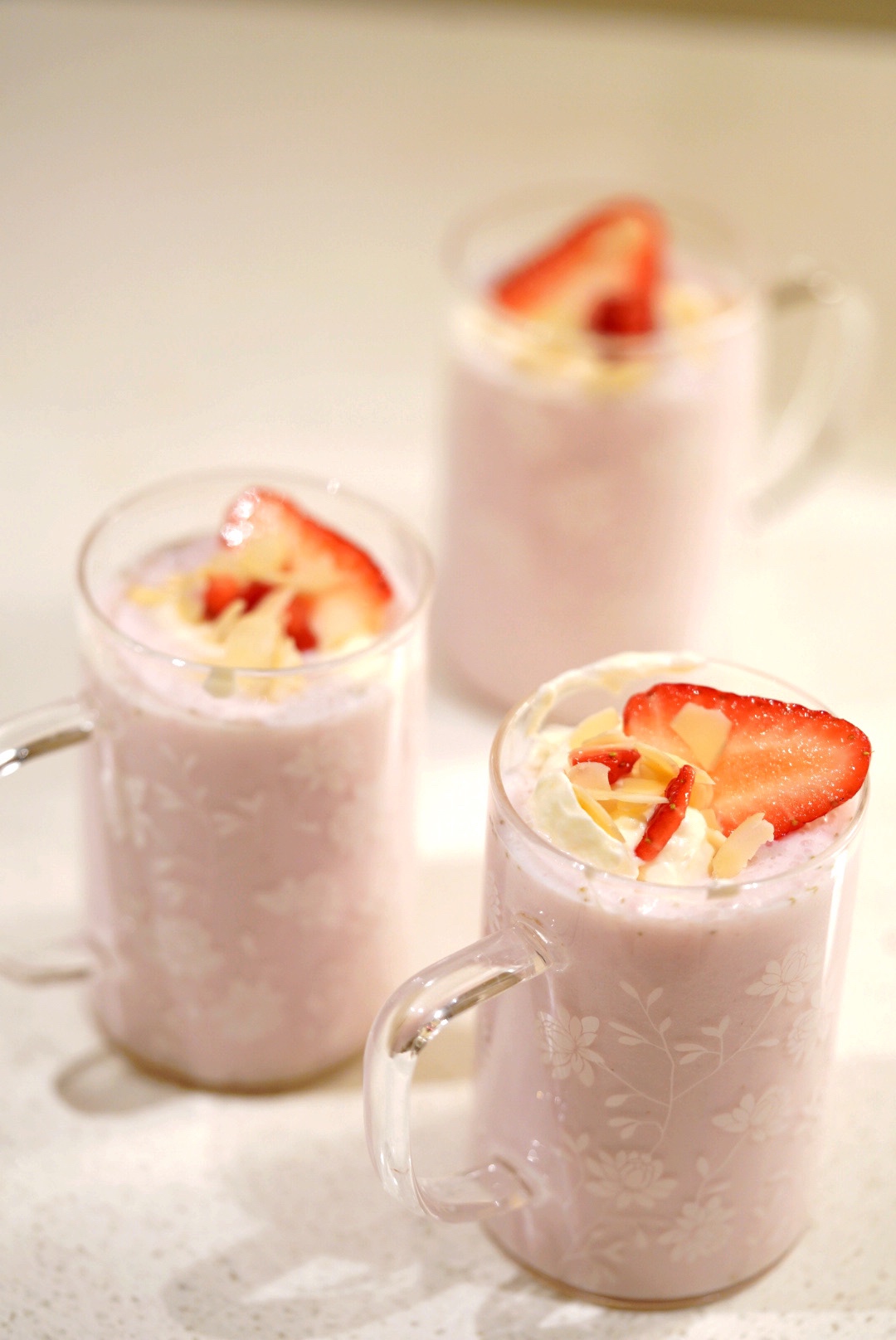 草莓奶昔 🍓| 破壁机自制饮品（含快手咸奶盖）