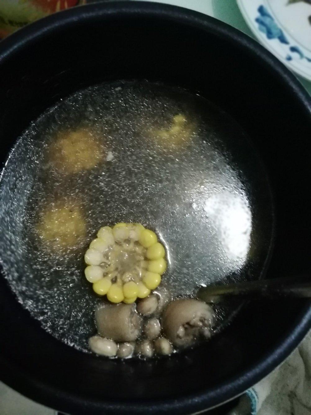 花生玉米猪尾汤