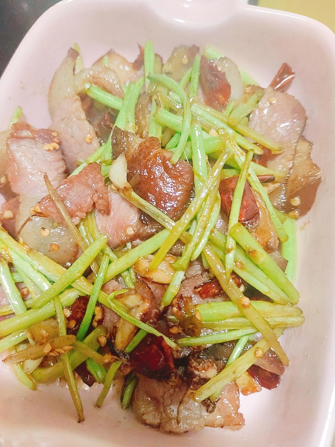 腊肉炒黎蒿  吃一次就记住一辈子的味道