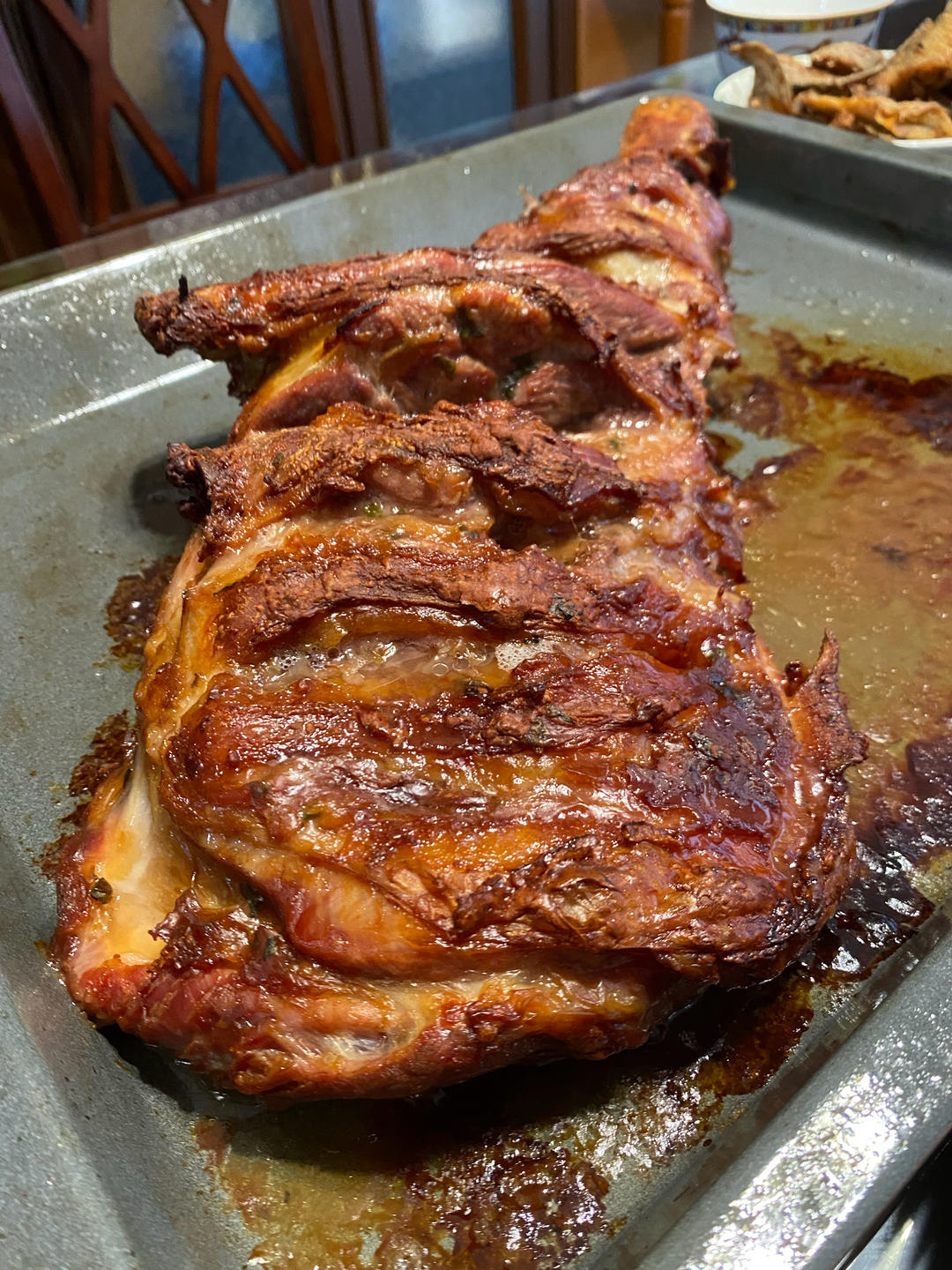 把整个大羊腿丢入烤箱，出锅真是太香了，20年的经验和配方，外焦里嫩