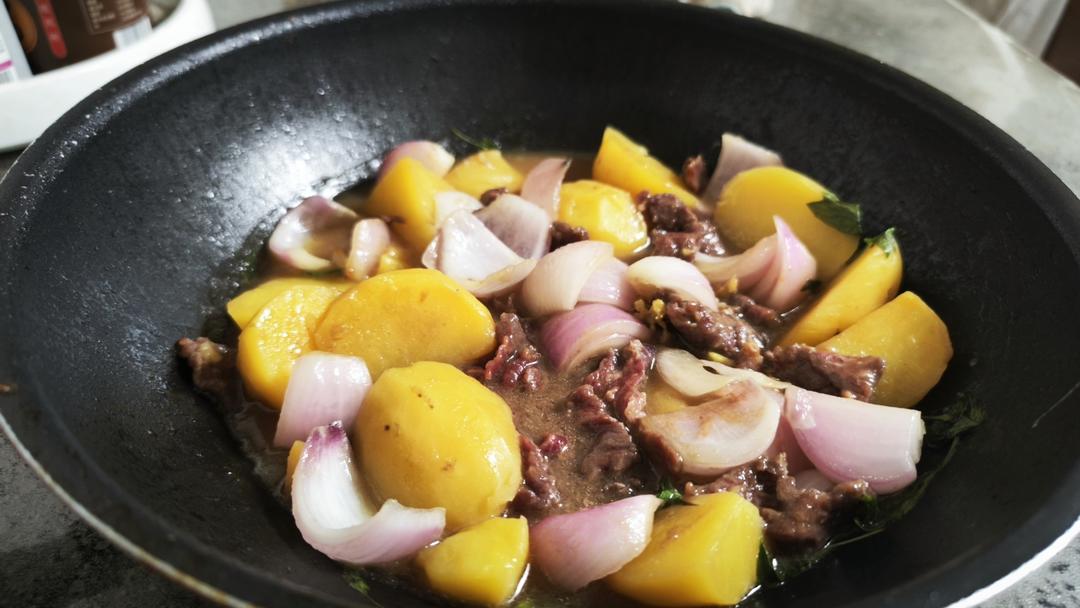 牛肉炖土豆洋葱