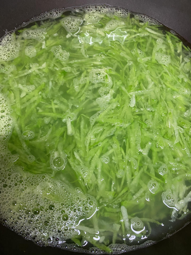 会连续吃八个的萝卜馅饼