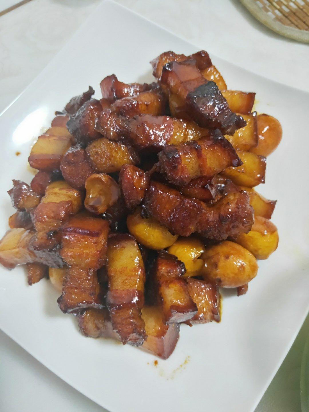 加了鹌鹑蛋后，这盘红烧肉，美味的逆天啦——鹌鹑蛋烧肉（孔瑶食谱）