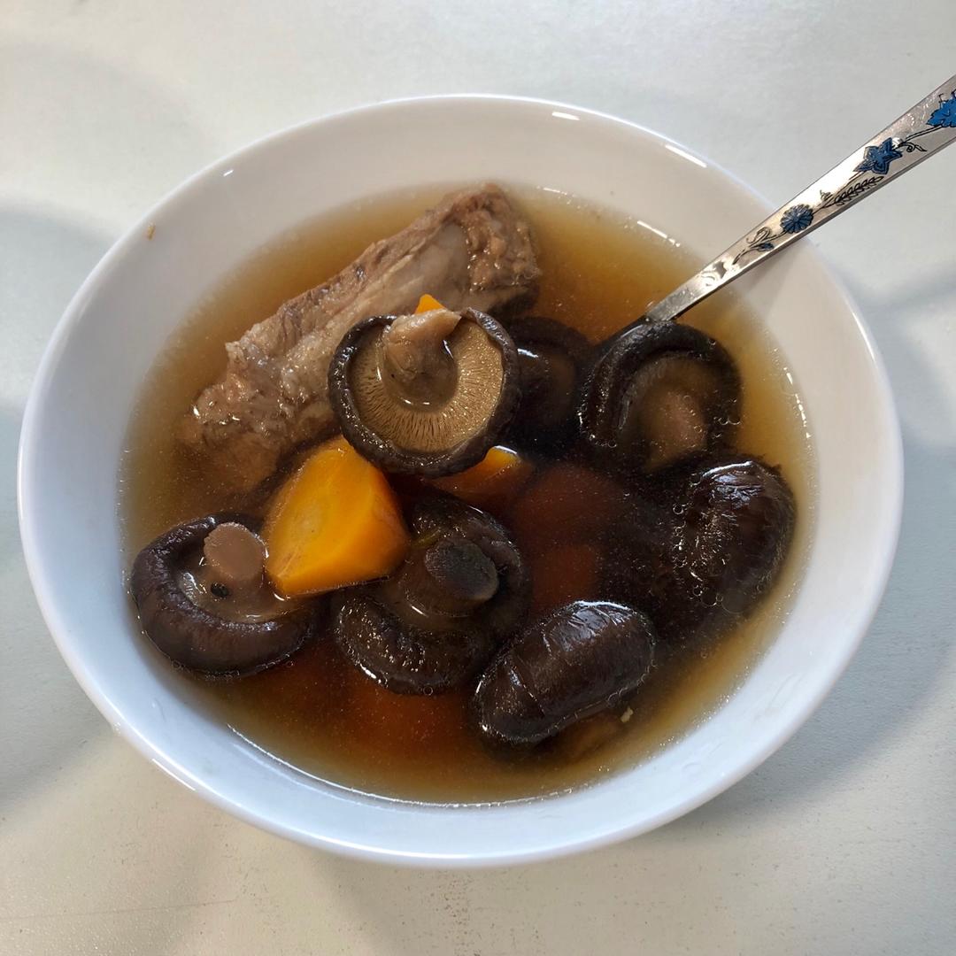 刘马兔做的香菇胡萝卜排骨汤