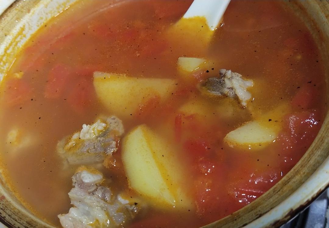 西红柿土豆排骨汤的做法