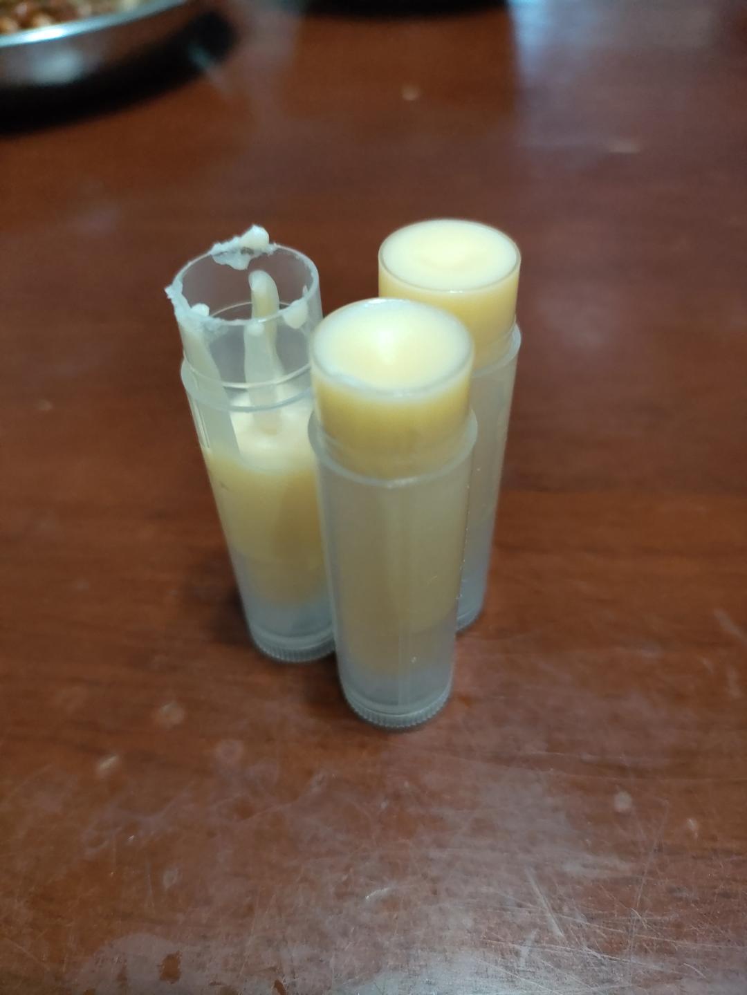 土蜂蜡润唇膏，天然到可以吃。