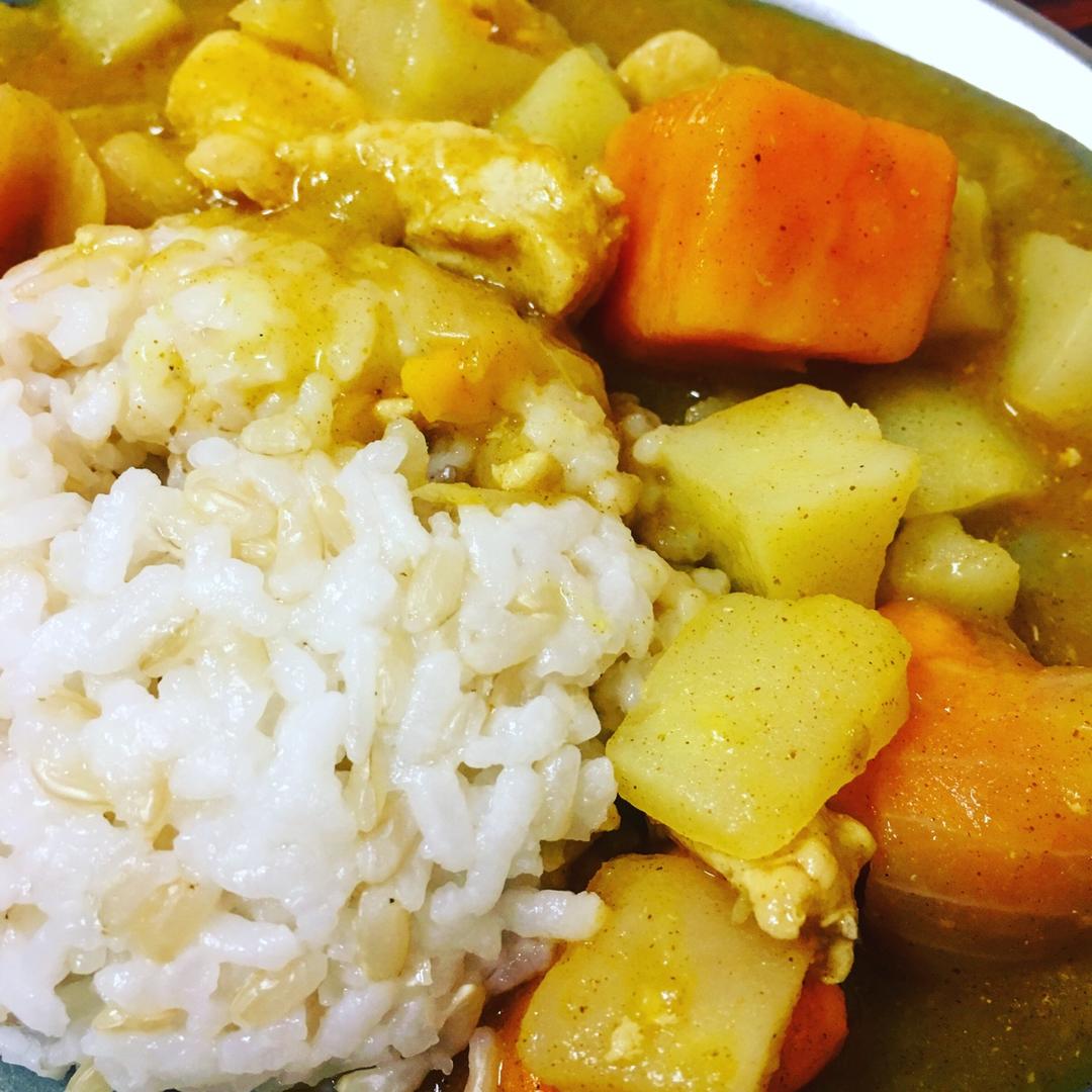 yyc做的红薯土豆洋葱鸡肉咖喱拌饭