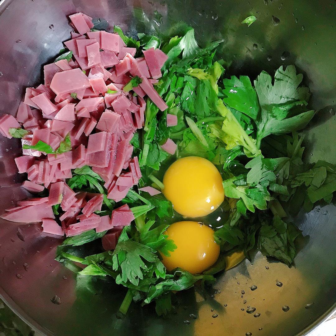 「健康三餐」芹菜培根鸡蛋粗粮饼的做法 步骤2