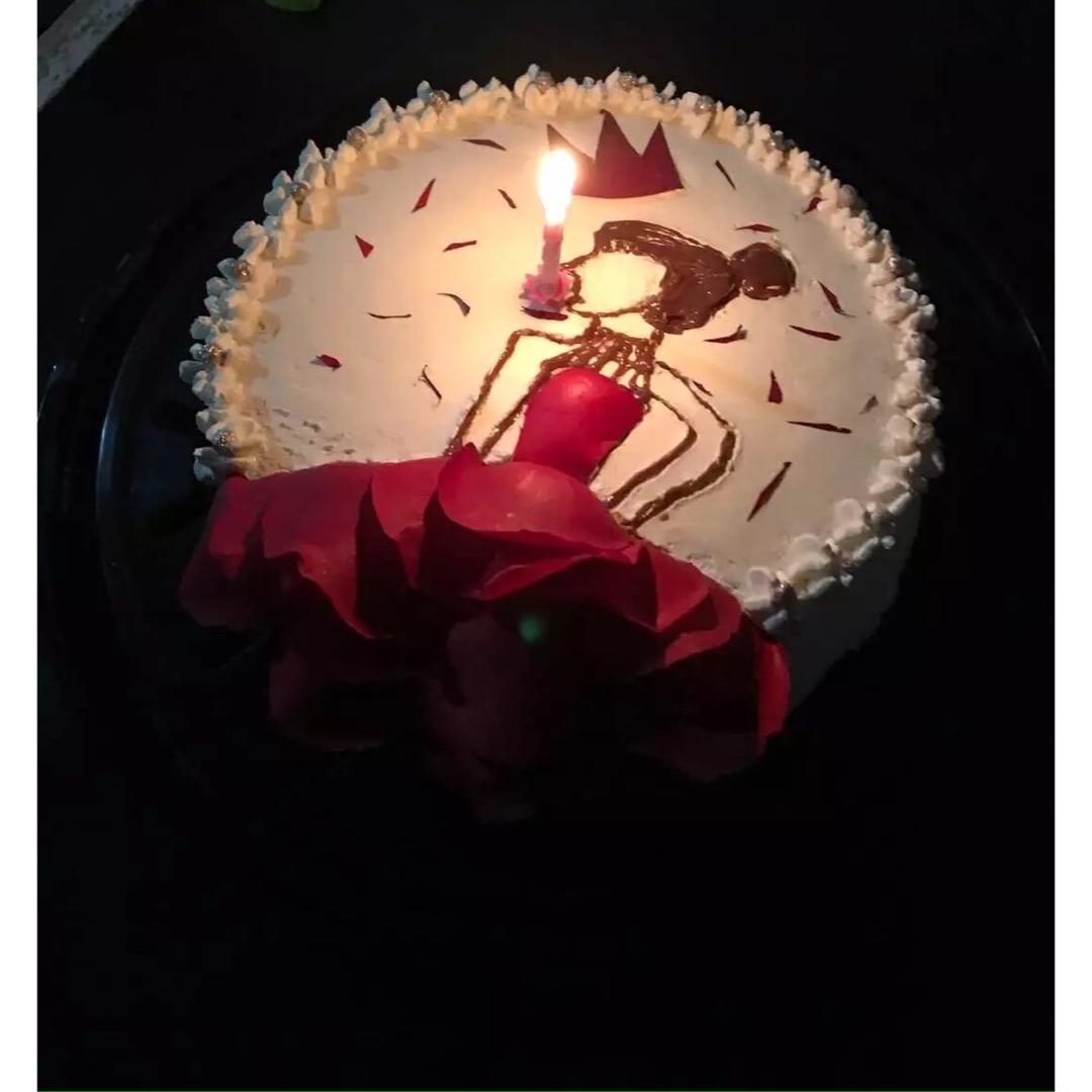 玫瑰花瓣生日蛋糕