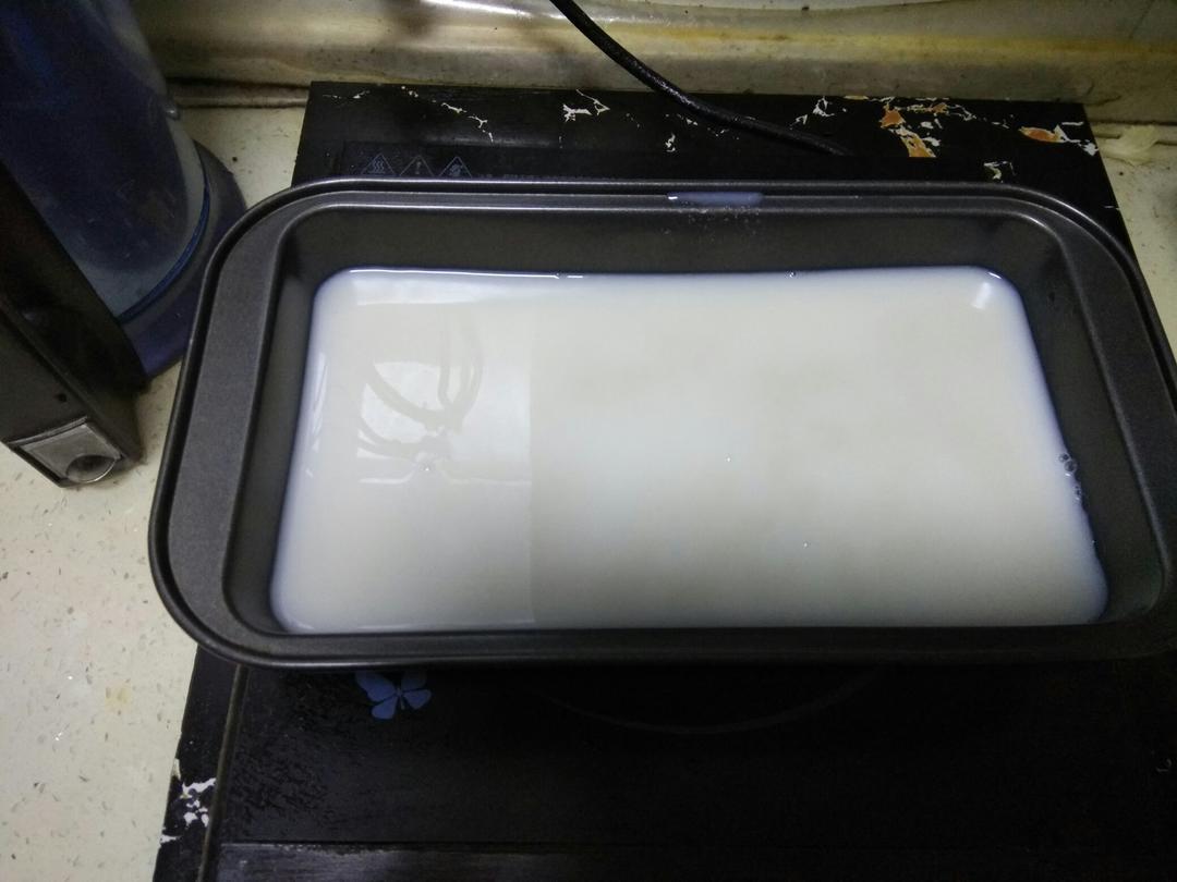 熬制肉皮冻---为小笼包做准备