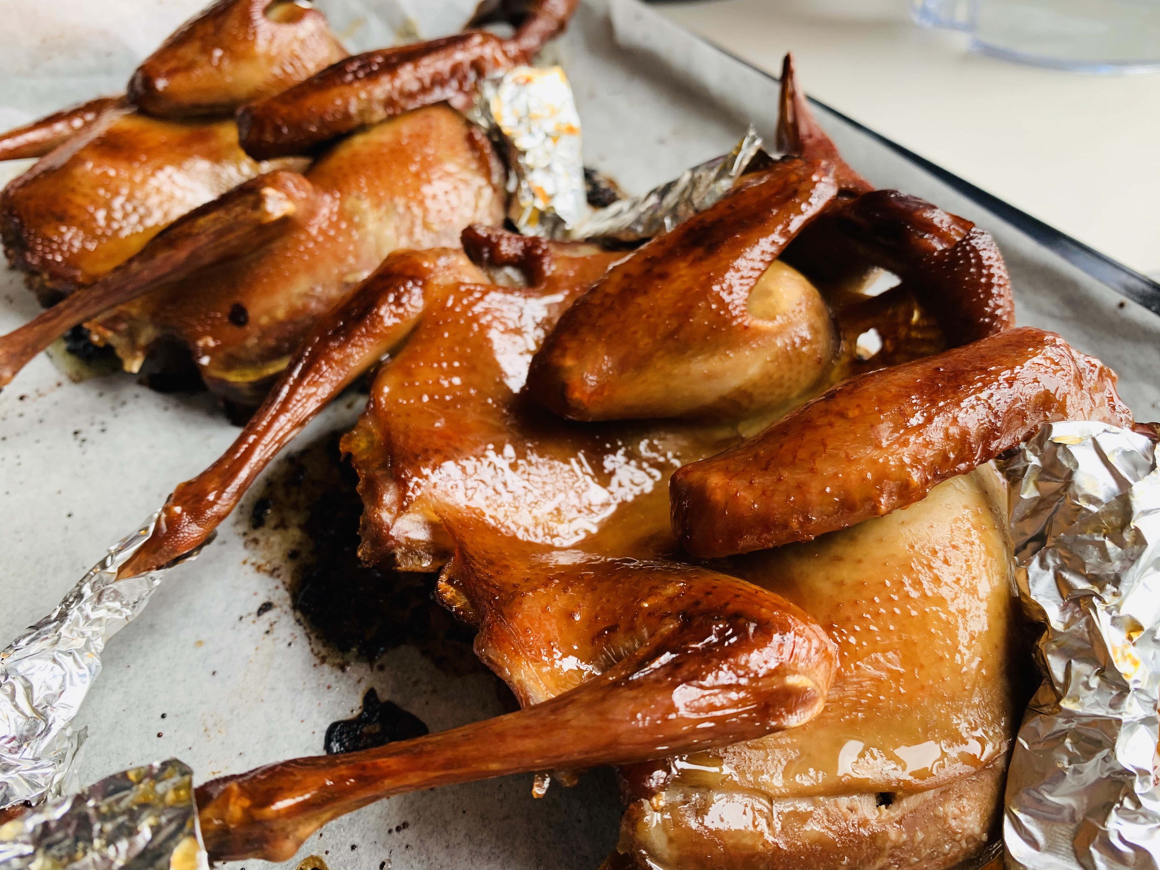 烤乳鸽只需两步（腌制+进烤箱）～一人一只肯定不够吃😋的做法 步骤8