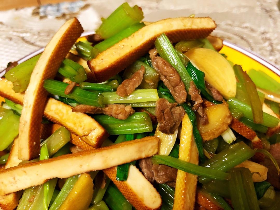 羲飏做的芹菜豆腐干炒肉丝