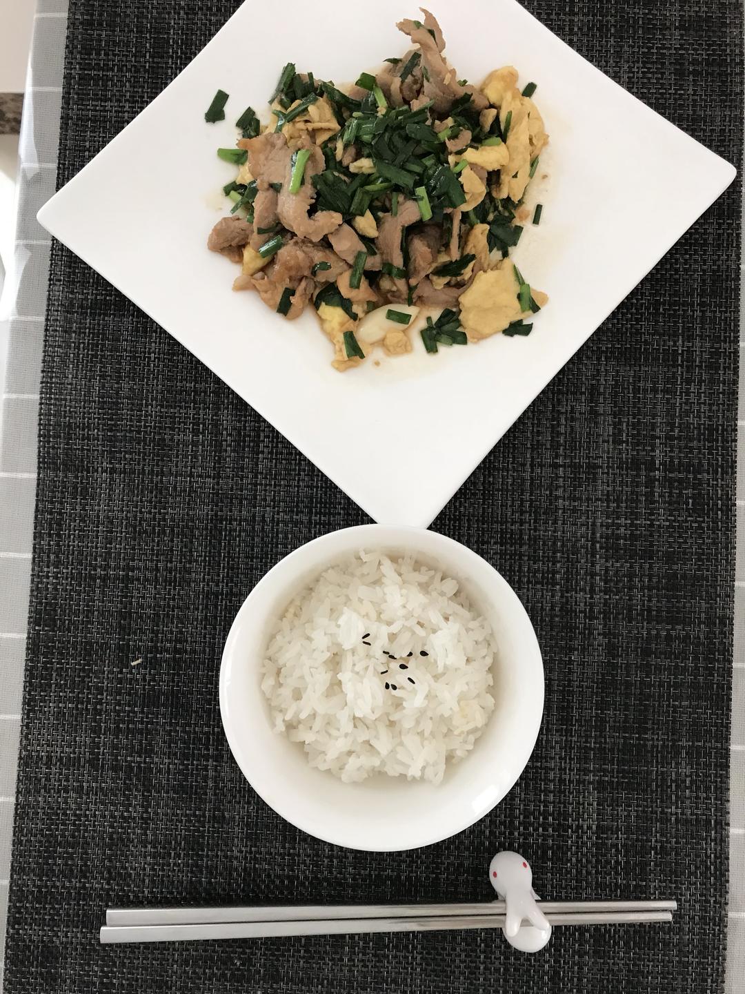 鸡蛋肉片炒韭菜