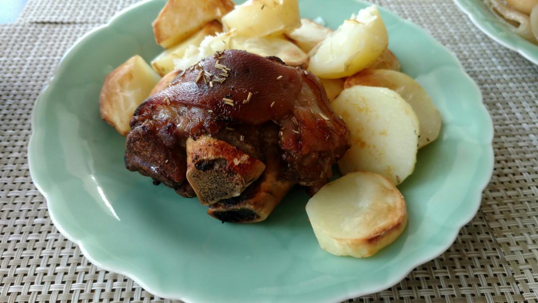 德国烤猪肘 (啤酒煮)