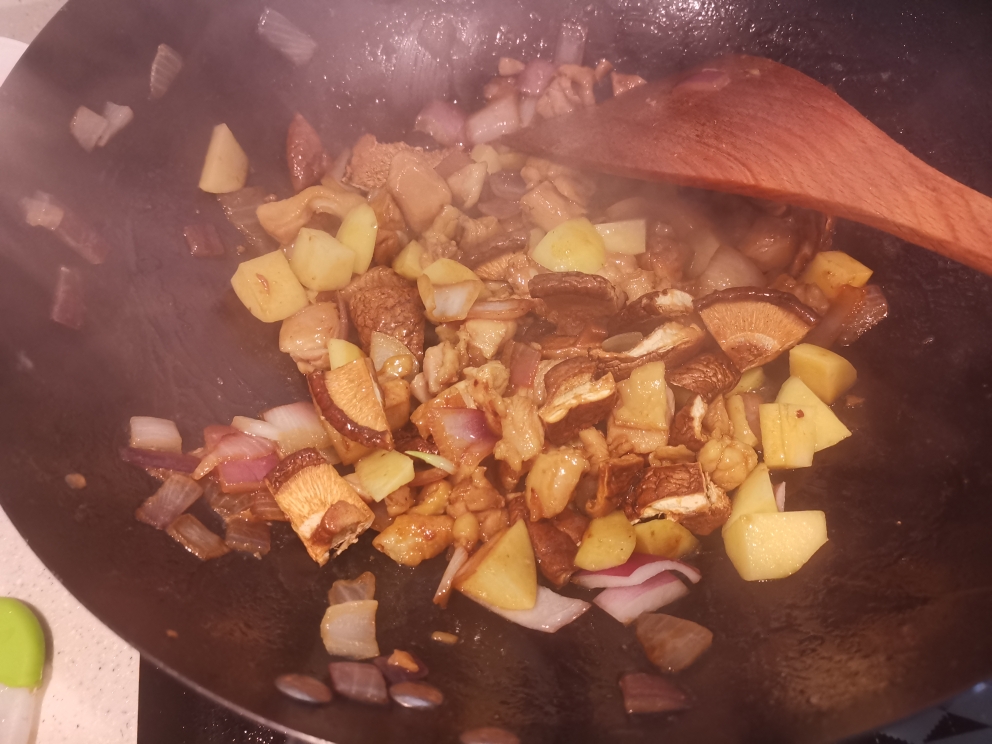 香菇土豆鸡肉焖饭的做法 步骤3