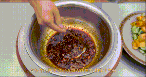 厨师长教你：“青瓜拌皮蛋”的家常做法，酸辣爽脆，简单美味的做法 步骤11