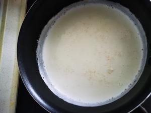 牛奶鸡蛋芡实米酒羹的做法 步骤3