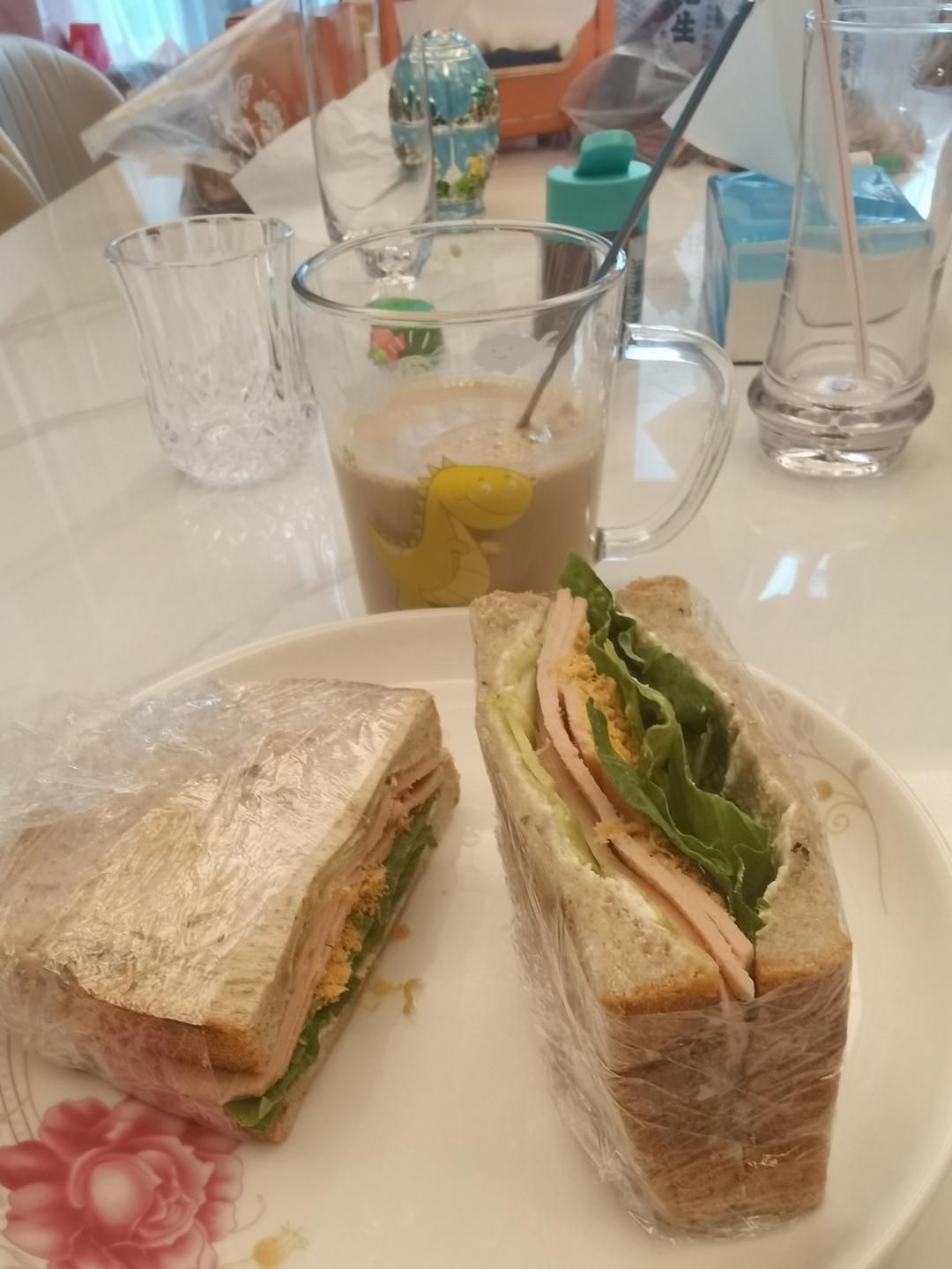 火腿肉松三明治+拿铁+橙子